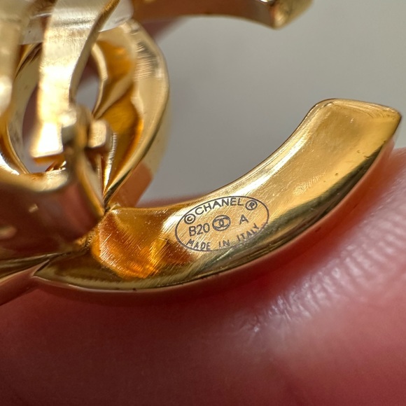 CC LARGE PARIS BUTTON CLIP EARRINGS - Picture 6 of 7